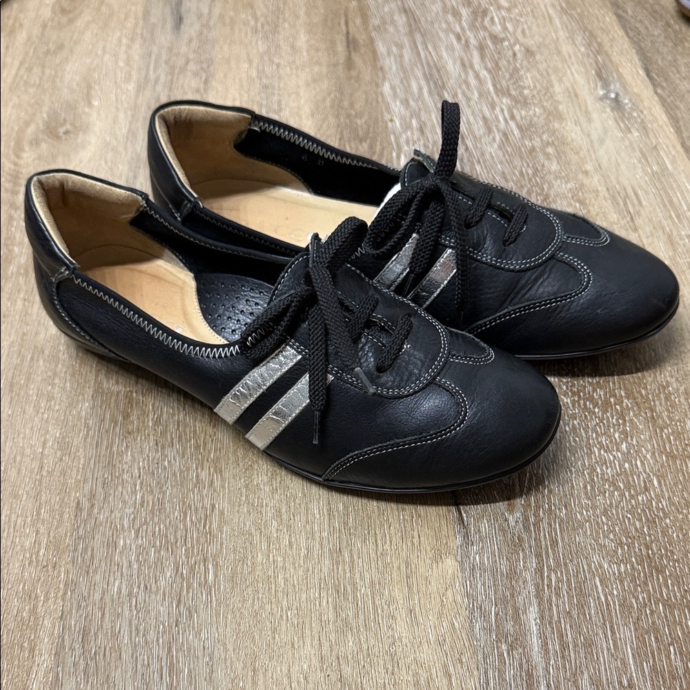 Sesto Meucci Size 6M Black Leather Lace-Up Flats Eith Silver Stripe Confort Shoe